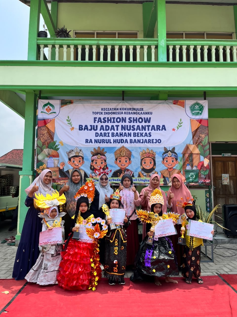 Tumbuhkan Cinta Budaya Sejak Dini, RA Nurul Huda Gelar Fashion Show Baju Adat Nusantara dari Bahan Bekas
